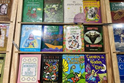 Libros en miniatura en el stand 731 del pabellón Verde: de Evita, Einstein, Gandhi y Frida Kahlo a textos históricos y antologías de poesía erótica