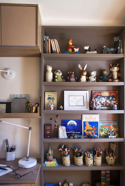 Libros infantiles y piezas en cerámica firmadas por Poly conforman una estética recreativa e informal que define los ambientes.