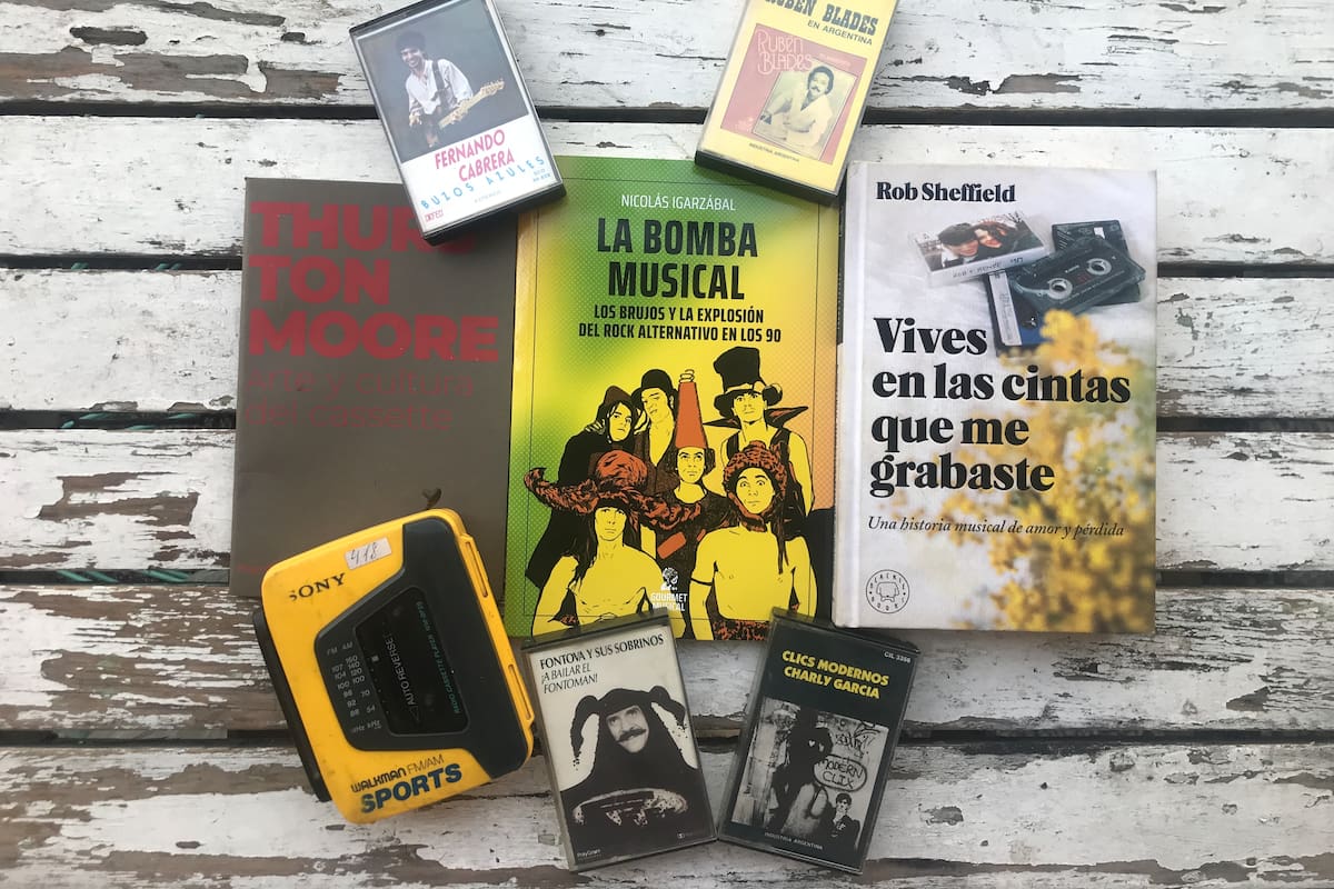 Libros y recuerdos: flamantes lanzamientos de Gourmet Musica y Firpo Casa Editora, junto al conmovedor libro de Rob Sheffield, además de casetes y un walkman de época.