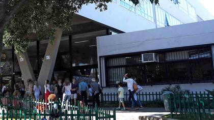 Los chicos entran al colegio