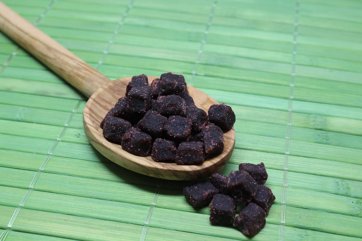 Licuados, barritas o con frutas y yogurth son algunas opciones saludables con acaí para las colaciones de Primavera