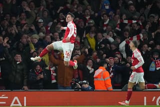 Líder de la Premier, Arsenal, golea 4-1 a Aston Villa y le lleva cinco puntos de ventaja al City