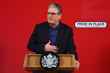 Líder de Reino Unido se disculpa con víctimas de Epstein por nombrar embajador a Peter Mandelson