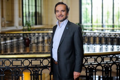 Lidera 56 aduanas y 163 pasos fronterizos; su rol abarca 5300 empleados y responsabilidades que van desde dar pelea a la "mafia de los contenedores" hasta franquicias y el puerta a puerta