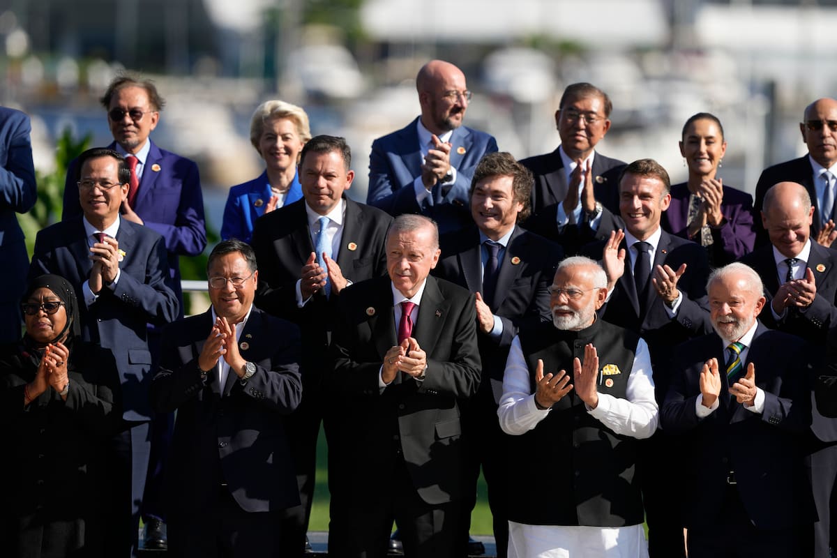 Líderes asistentes a la cumbre del G20 en una foto de grupo en Río de Janeiro, el lunes 18 de noviembre de 2024. (AP Foto/Eraldo Peres)