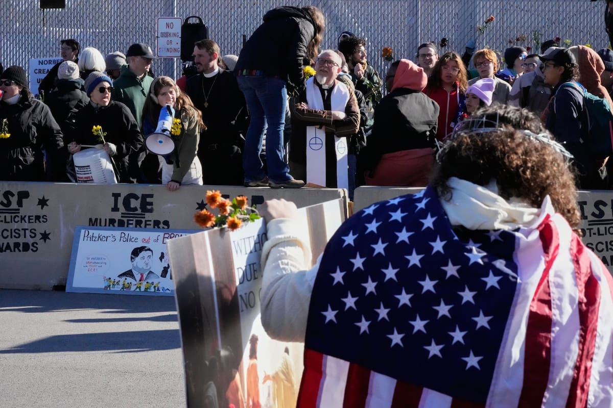 Líderes comunitarios de Chicago organizaron la capacitación ICE Watch para que migrantes sepan cómo interactuar con agentes