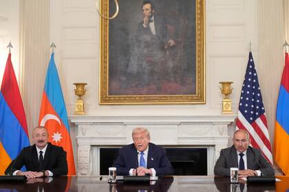Líderes de Armenia y Azerbaiyán firman acuerdo en cumbre de paz con Trump