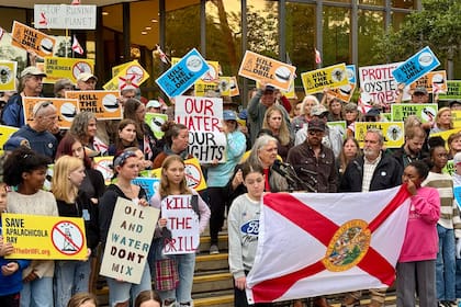 Líderes de comunidades costeras y residentes se congregaron para que DeSantis firme el proyecto de ley Kill the Drill