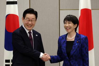 Líderes de Japón y Corea del Sur prometen cooperar en economía y desafíos regionales en cumbre