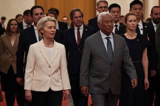 Líderes europeos insisten en sus demandas comerciales en cumbre reducida en Beijing