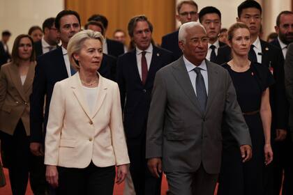 Líderes europeos insisten en sus demandas comerciales en cumbre reducida en Beijing