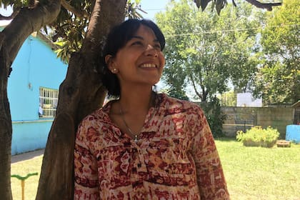 Lidia Avellaneda (33) sonríe en el patio del hogar donde viven las mujeres