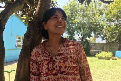 Lidia Avellaneda (33) sonríe en el patio del hogar donde viven las mujeres