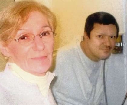 Lidia Guerrero y su hijo Víctor Saldaño, durante la visita realizada en 2016