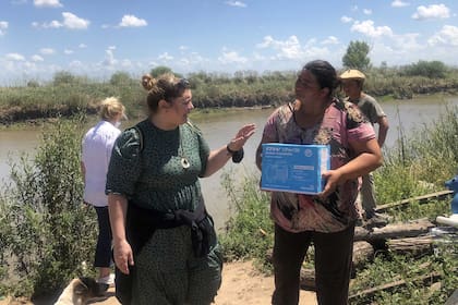 Lidia, la mamá de Joselin, recibe la bomba de agua para su casa