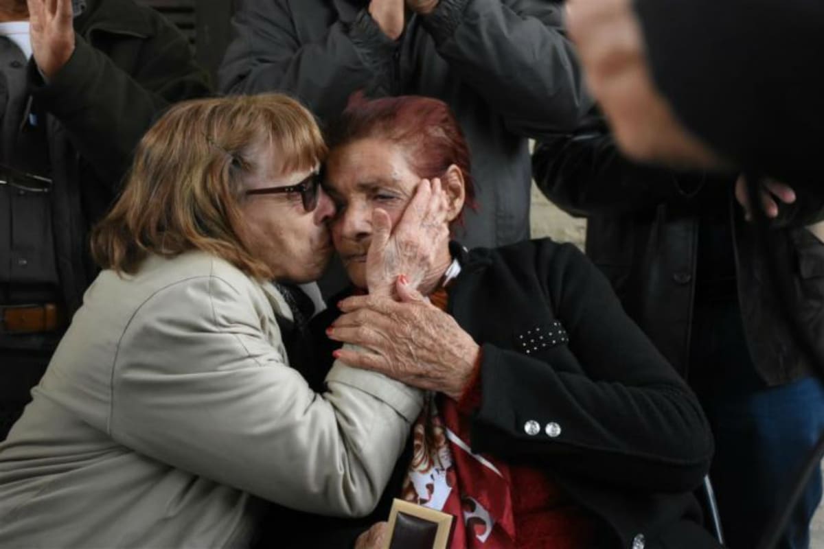 Lidia Rebull viajó desde Chubut hasta Chaco para entregarle la chapa identificatoria a Rosa Giménez