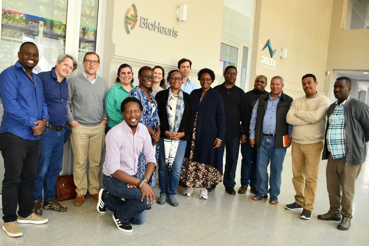 Lieber (camisa celeste en el centro) junto a integrantes del proyecto Feed the Future "Striga Smart Sorghum for Africa" en el laboratorio de BioHeuris en Rosario