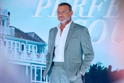 Liev Schreiber eligió un elegante traje gris que combinó con una camisa blanca que se destacó por un detalle: los colores de la bandera de los Estados Unidos en la solapa