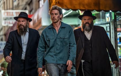 Liev Schreiber y Vincent D’Onofrio interpretan a dos hermanos, judíos ortodoxos y líderes de la mafia local, y dan vida a una de las secuencias más divertidas de la película.