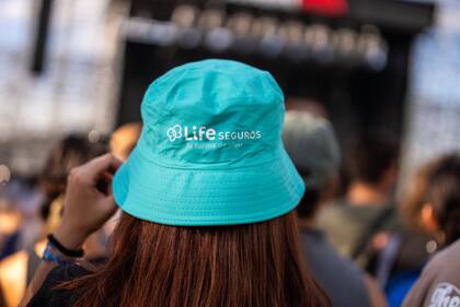 Life Seguros brindo un espacio para recarga de celulares, guardado de pertenencias y descanso, además de sortear kits de protección con pilusos, pilotos, botellas de agua y protector solar.