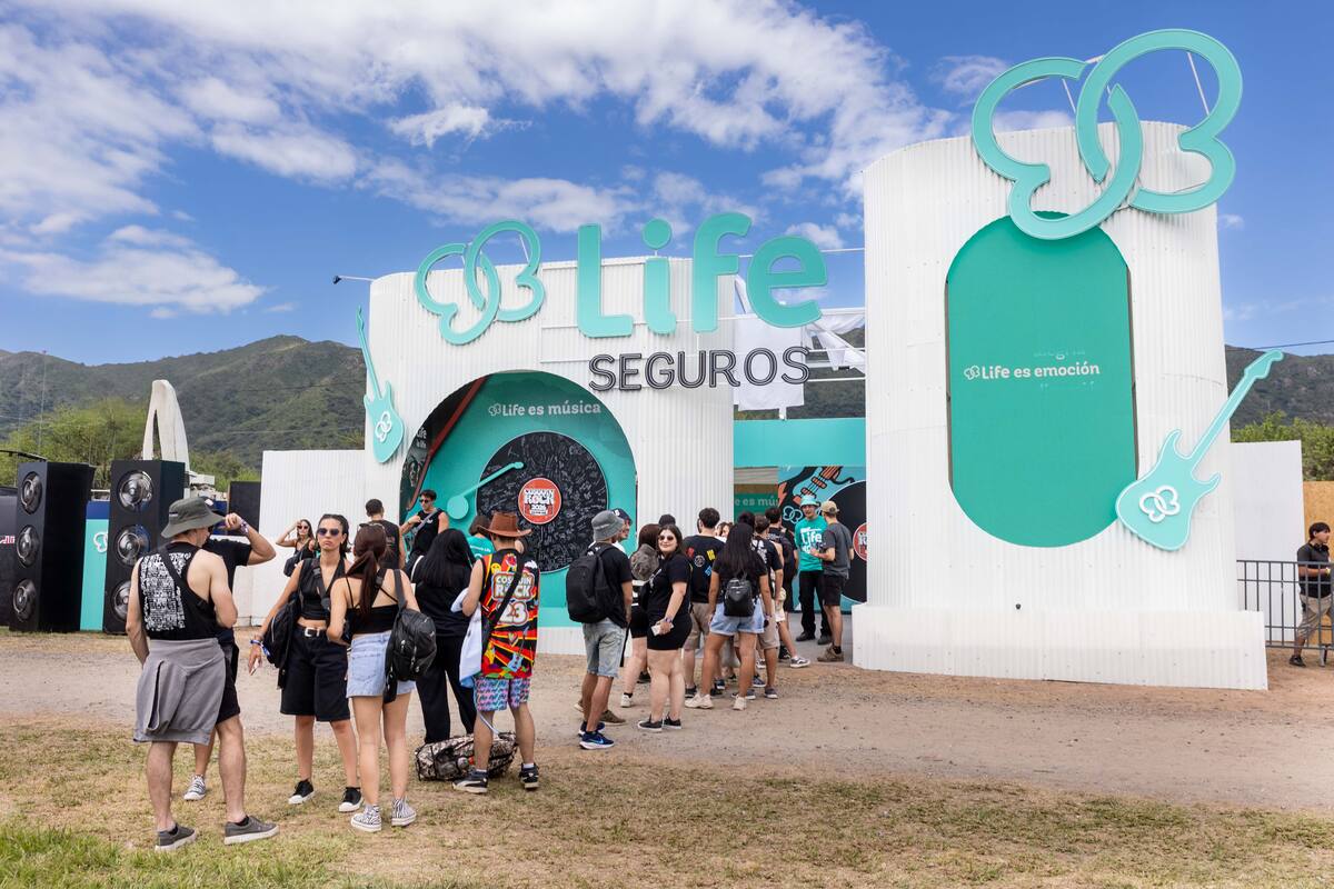 Life Seguros fue aseguradora oficial del Cosquín Rock y desplegó el Espacio Encuentro Life, un stand de gran escala que funcionó como referencia dentro del predio.