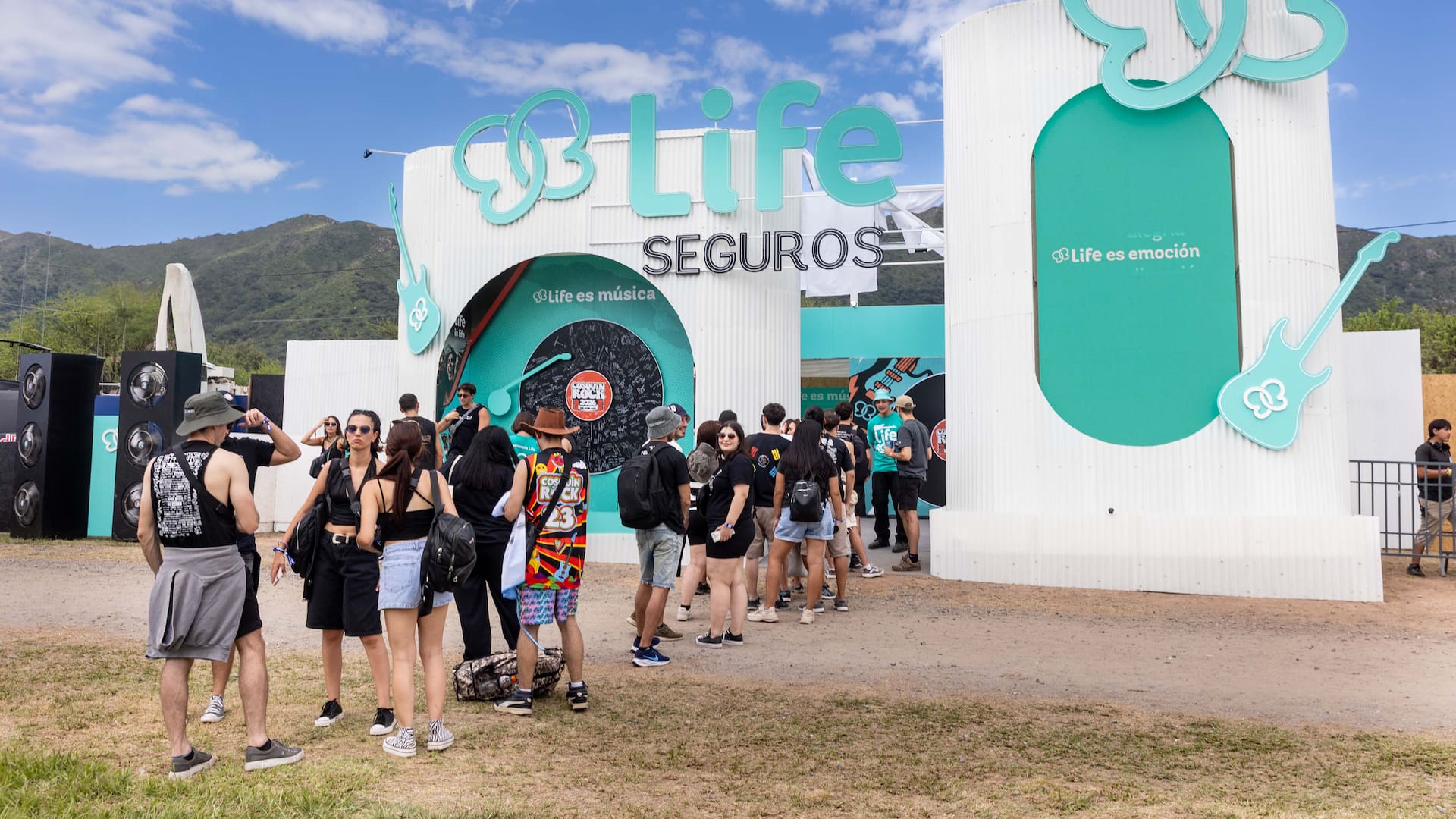 Life Seguros fue aseguradora oficial del Cosquín Rock y desplegó el Espacio Encuentro Life, un stand de gran escala que funcionó como referencia dentro del predio.