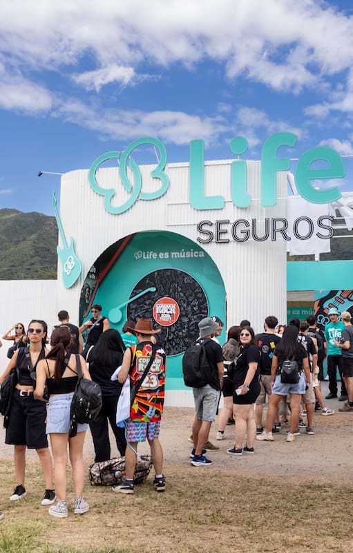 Life Seguros fue aseguradora oficial del Cosquín Rock y desplegó el Espacio Encuentro Life, un stand de gran escala que funcionó como referencia dentro del predio.