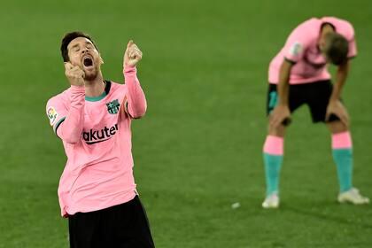 Se lamenta Messi; buscó el arco con obstinación, pero el gol se le negó. Piqué tampoco lo puede creer. Barcelona empató 1-1 con Alavés