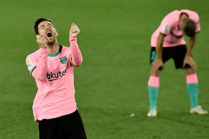Se lamenta Messi; buscó el arco con obstinación, pero el gol se le negó. Piqué tampoco lo puede creer. Barcelona empató 1-1 con Alavés