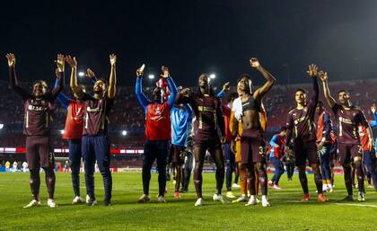 Los jugadores de Liga de Quito celebran con los fanáticos en las gradas después de ganar el partido de vuelta de los cuartos de final de la Copa Libertadores entre Sao Paulo de Brasil y Liga de Quito de Ecuador, en el estadio Morumbi en Sao Paulo