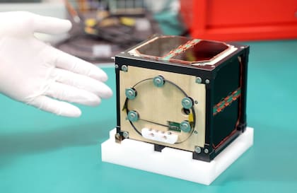 LignoSat, el satélite experimental japonés hecho en madera, estará en órbita en septiembre de este año; cuando su órbita decaiga y se prenda fuego al entrar en la atmósfera, la madera se prenderá fuego y dejará una ceniza menos contaminante que la metálica