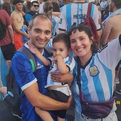 Lihuen junto a sus padres, Cristian y Luna