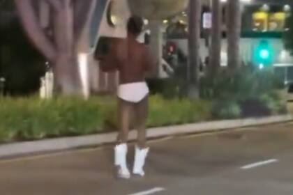 Lil Nas X, con botas blancas y ropa interior, por las calles de Los Ángeles