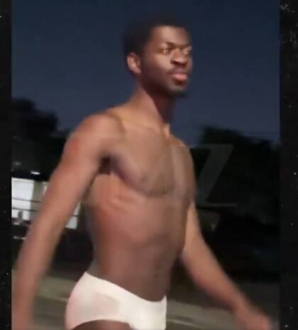 Lil Nas X, semi desnudo, en las calles de Los Ángeles