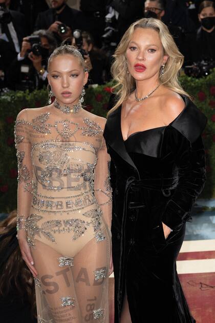 Lila Moss hizo su debut en la gala con un vestido transparente con pedrería, de Burberry. Su madre, Kate Moss, lució un diseño de terciopelo negro tipo smoking, de la misma firma.