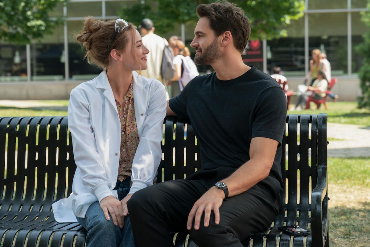 Lili Reinhart y Tom Bateman en La hipótesis del amor