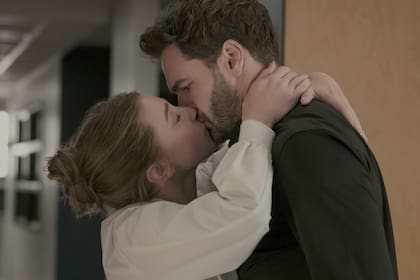 Lili Reinhart y Tom Bateman en una escena de la película