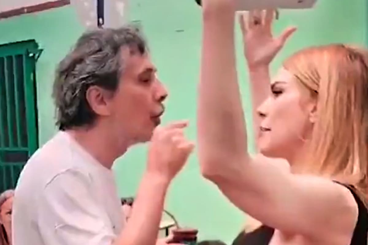 Lilia Lemoine discute con una autoridad de mesa