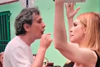 Lilia Lemoine discute con una autoridad de mesa