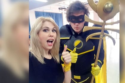 Lilia Lemoine junto a Javier Milei personificando al “Capitán Anarco Libertario”