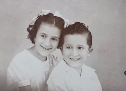 Lilia y su hermano Jorge poco después del terremoto de San Juan de 1944