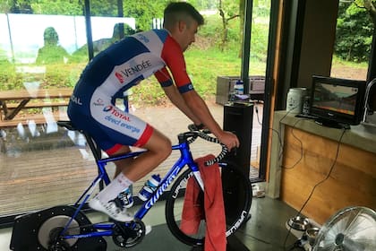 Lilian Calmejane, uno de los ciclistas que comite en la Vuelta a Suiza que pedalea en su bicicleta estática conectada a una plataforma que simula la ruta sobre una treintena de kilómetros