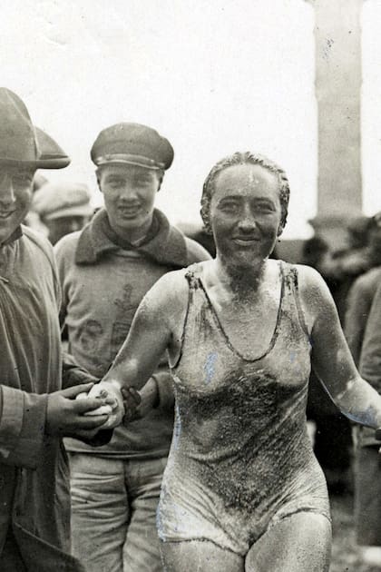 Lilian Harrison cubierta de barro, tras lograr otra hazaña en el río Sena, en 1925; cubrió un trayecto de 40 kilómetros, fue la única mujer participante y terminó cuarta entre 24 participantes
