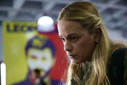Lilian Tintori, la mujer del líder opositor Leopoldo López, abandonó ayer Venezuela y llegó hoy a España