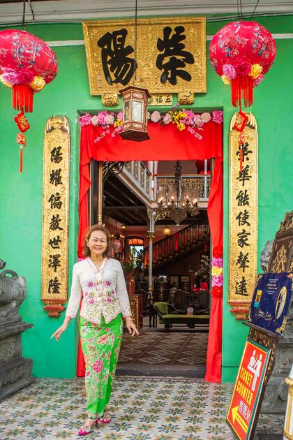 Lilian Tong recibe en el museo Pinang Peranakan en Penang.