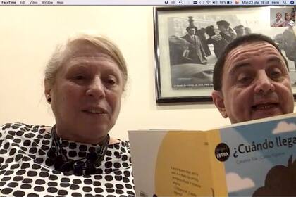 Liliana Brandt y su marido le leen a su nieta un cuento por videollamada