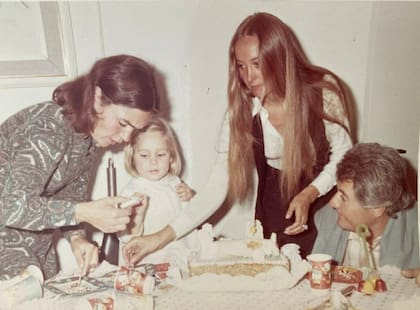 Liliana Crociati con Jancsi a su lado unos meses antes de la tragedia, en noviembre del año 1969