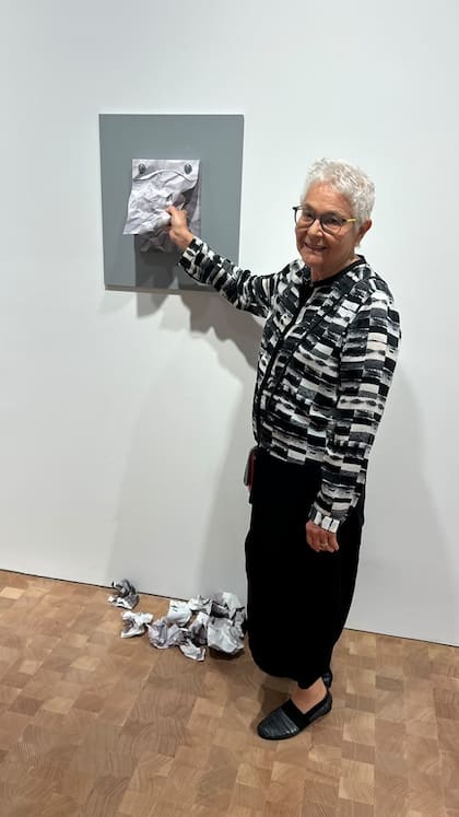 Liliana Porter con su obra interactiva en Islaa