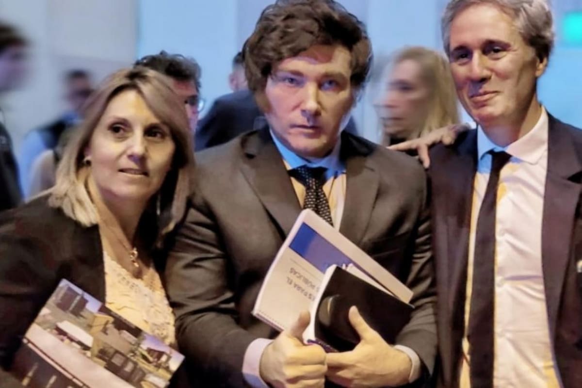 Liliana Salinas, referente libertaria de Entre Ríos, junto a Milei y su candidato a gobernador por esa provincia, Sebastián Etchevehere