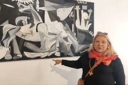 Lilita Carrió junto al Guernica de Picasso